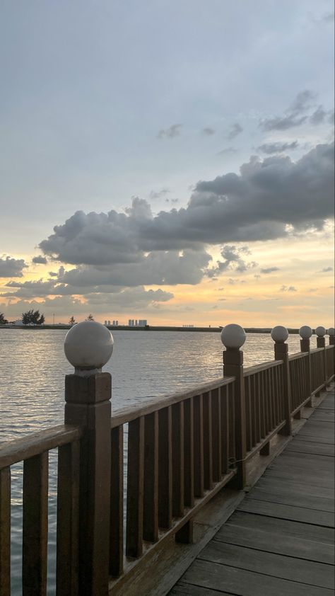 cloudy sunset beach Night Sky Beach, Beach Clouds Aesthetic, Beach On A Cloudy Day, Cloudy Beach, Beach At Blue Hour, Beach Sunset