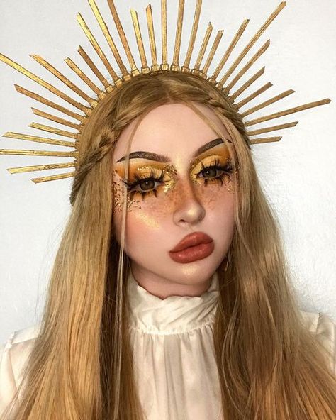 Gold Makeup Prom, Gold Goddess Makeup, Sun Goddess Costume, Goddess Makeup Look, Makeup Poses, Sun And Moon Costume, Goddess Halloween Costume, Goddess Halloween, Moon Costume