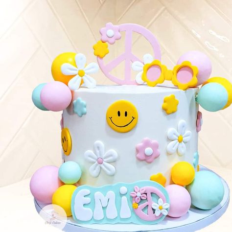 Eighth Birthday Cake, Smiley Face Flower Cake, Good Vibes Birthday Cake, Smiley Cake Ideas, Cake Ideas For 12 Year Girl, Diy Groovy Cake, Pastel Groovy Party, Groovy Pastel Aesthetic, 8 Is A Vibe Birthday Cake