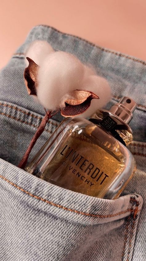 Profumo Aesthetic, Perfume Photography Ideas At Home, Aesthetic Perfume Photography, Perfume Photoshoot Ideas, Perfume Aesthetic Photography, Perfume Photography Ideas, Bus Pic, Luxury Perfume Packaging, Perfume Photoshoot