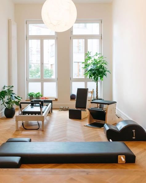 Cozy Pilates Studio, Private Pilates Studio, Small Pilates Studio Design Interiors, Pilates Room In Home, Pilates Room Ideas Home, At Home Pilates Studio, Home Pilates Room, Pilates Home Studio, Pilates Studio Design Interiors