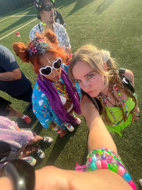 Rave Spirit Day, Club Rave Aesthetic, Wook Rave Aesthetic, Raver Girl Aesthetic, Raver Aesthetic, Rave Girl Aesthetic, 90s Rave Aesthetic, Hardcore Outfits, Rave Inspiration