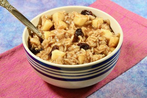 Cinnamon Raisin Oatmeal, Raisin Oatmeal, High Energy Snacks, Breakfast Bowls Recipe, Coconut Oatmeal, Carrot Cake Oatmeal, Homemade Applesauce, Avocado Breakfast, Energy Snacks