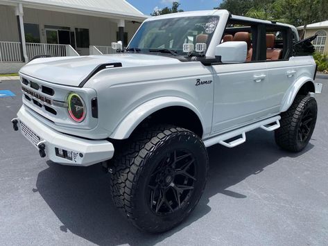 Bronco Asethic, Ford Bronco Sport Aesthetic, Old Ford Bronco Aesthetic, Bronco Aesthetic, Ford Bronco Beach Aesthetic, Ford Bronco Two Door, Bronco Car, Best Cars For Teens, Bronco Truck