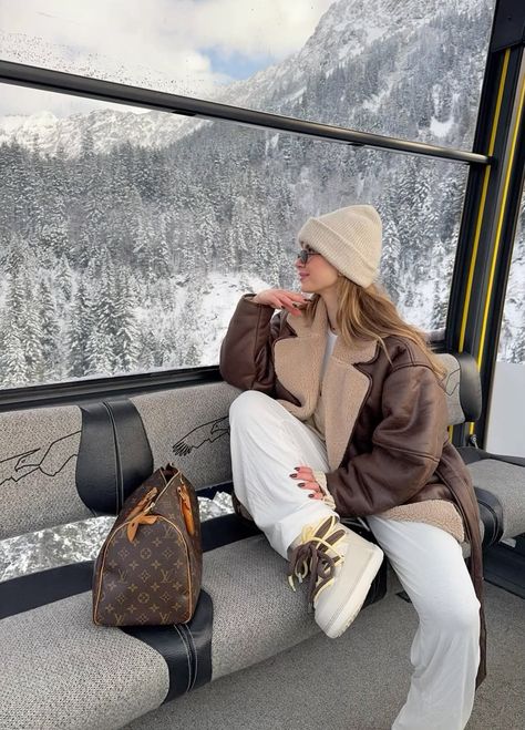 Cute winter ski trip outfit #winteroutfitideas Winter Chalet Outfit, Ski Trip Aesthetic Outfits, Whistler Outfit Winter, Banff Outfit Winter, Mountain Trip Outfit Winter, Aspen Colorado Winter Outfits, Lake Tahoe Winter Outfits, Switzerland Fits, Mountain Trip Outfit