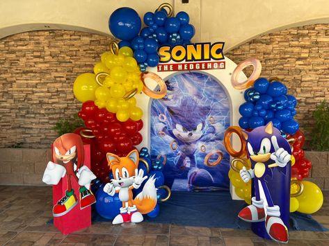 Sonic Balloon Garland, Sonic Backdrop Ideas, Sonic Birthday Party Decorations, Sonic Balloons, Sonic Theme Birthday Party, Sonic Backdrop, Sonic Birthday Party Ideas, Bug Party Food, Sonic The Hedgehog Birthday Party