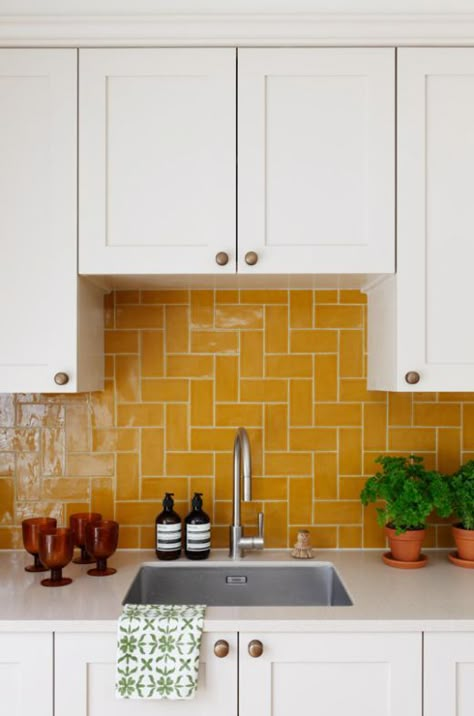 Picture Of a white shaker style kitchen with a bold yellow tile backsplash that makes a color statement and creates a mood in the space Yellow Kitchen Tiles, White Shaker Style Kitchen, Colorful Kitchen Backsplash, Mustard Yellow Kitchens, Yellow Tiles, Yellow Tile, Shaker Style Kitchens, Yellow Kitchen, Humble Abode