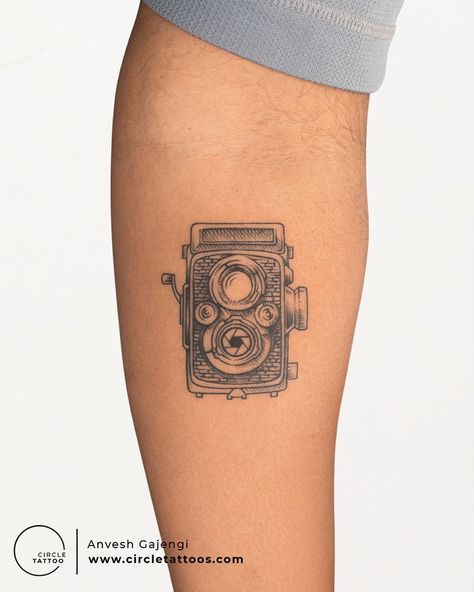 Tattoo For Lovers, Camera Film Tattoo, Vintage Camera Tattoos, Tattoo Pricing, Camera Tattoo Design, Camera Tattoos, Women Circle, Funky Tattoos, Circle Tattoo