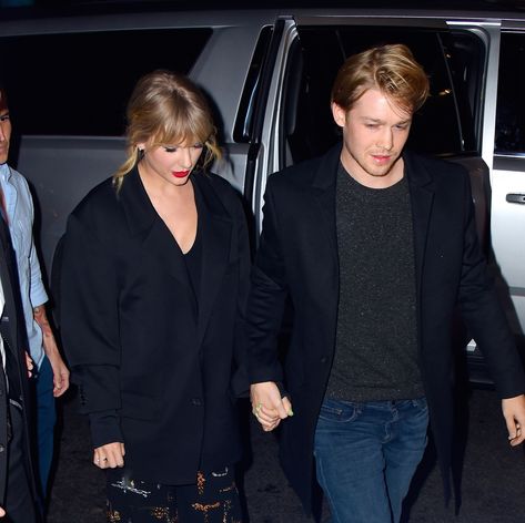 Taylor Swift Y Joe Alwyn, Taylor Swift Joe Alwyn, Taylor And Joe, Joe Alwyn, All About Taylor Swift, Taylor Swift Outfits, Calvin Harris, Normal Person, Taylor Swift Videos