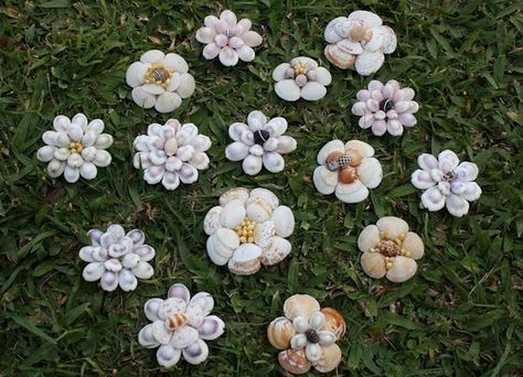 Shell Garden Decorations, Shell Animals Diy, Sheshell Crafts, Sea Shell Garden Ideas, Small Sea Shell Crafts, Seashell Flower Arrangements, Diy Shell Projects, Sea Shell Flowers Diy Seashell Crafts, Seashell Garden Ideas