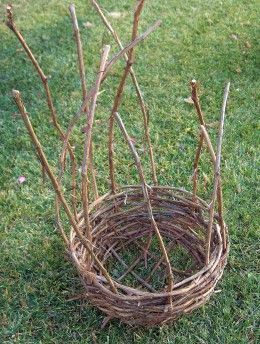 how to make a grapevine basket. Going to have lots of grapevines this year! Grapevine Basket, Weaving Diy, Making Baskets, Basket Weaving Diy, Willow Weaving, Pine Needle Baskets, Basket Crafts, Diy Weaving, Home Decor Baskets