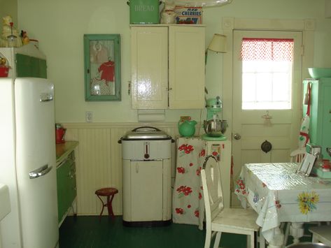 Vintage farmhouse kitchen.  Love the pale greens ! grew up with the Westinghouse roaster all our turkeys were cooked in it Vintage Home Decor Boho, Old Fashioned Kitchen, Retro Yellow, Kitschy Kitchen, Vintage Farmhouse Kitchen, Ideas Hogar, Diy Bar, Kitchen Farmhouse, Yellow Kitchen