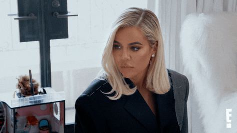 Kardashian Gif, Khole Kardashian, Body Facts, Theater Rooms, Khloe K, Kloe Kardashian, Flaking Skin, Jenner Family, Reaction Pic