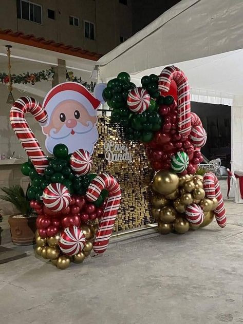 Balloon Decorations Diy Tutorials, Christmas Party Backdrop, Christmas Balloon Decorations, Office Christmas Party, Christmas Carnival, Kids Christmas Party, Christmas Balloons, Christmas Themes Decorations, Christmas Backdrops