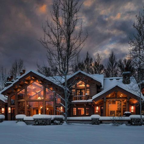 Cozy House Exterior, Coquette House, Wyoming House, Winter House Exterior, Cozy Winter Cabin, Cabin Mansion, Mansion Exterior, Cabin Aesthetic, Jackson Wyoming