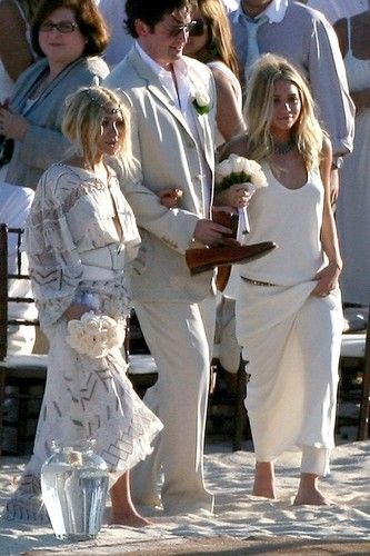 Mary-Kate and Ashley Olsen at a beach wedding. #weddinginspiration #olsentwins Celebrity Bridesmaids, Vestidos Color Vino, Ashley Olsen Style, Olsen Twins Style, Olsen Sister, Mary Kate Ashley, Olsen Twins, Mary Kate Olsen, Ashley Olsen