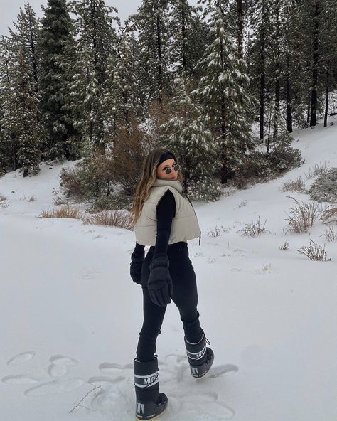 Snow Outfits For Women, Winter Vacation Outfits, Ski Trip Outfit, Winter Outfits Snow, Snow Photoshoot, Colorado Outfits, Winter Travel Outfit, Snow Trip, Winter Photoshoot