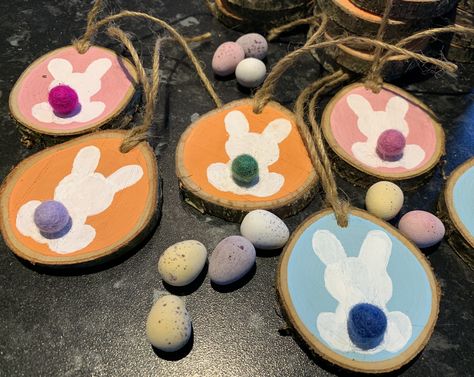 Woodslice Decoration Christmas, Wood Slice Rabbit, Paint On Wooden Slice, Painting On Small Wood Slices, Easter Wood Crafts Wreaths & Garlands, Round Gift Tags, Easter Crafts For Adults, Easter Wood Crafts, Wood Slice Crafts