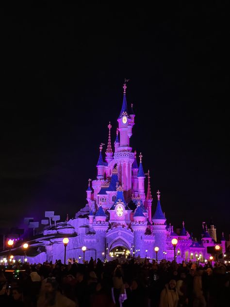 Disneyland At Night, Disney Land Pictures, Paris Castle, Paris Building, Castle Night, Disneyland Paris Castle, Paris Buildings, Paris Disneyland, Disney Paris