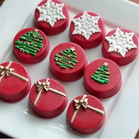 Christmas Oreos, Decorated Oreos, Christmas Party Treats, Christmas Dip, Chocolate Covered Desserts, Cake Pop Designs, Cake Pop Decorating, Christmas Cake Pops, Christmas Cake Designs