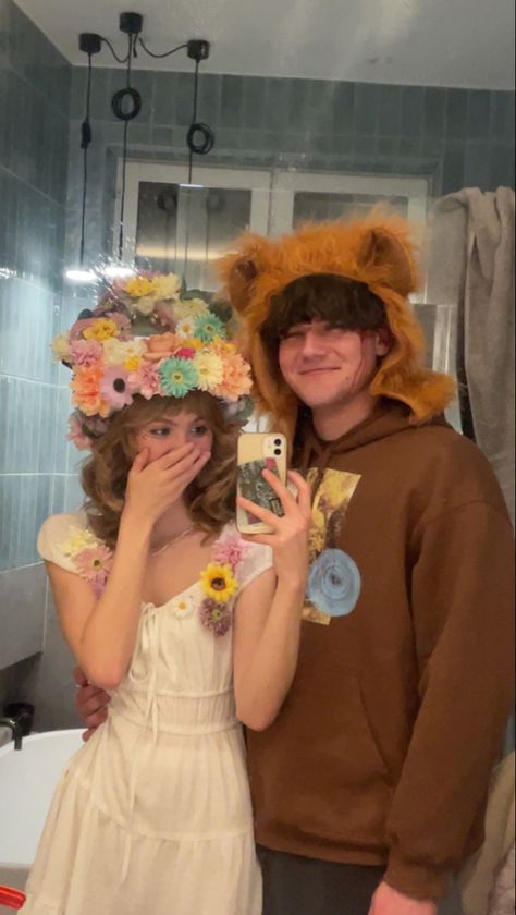 may queen and the bear couples costume <3 Couples Costumes Movies, Iconic Couples Costumes Movies, Midsommar Costume, Iconic Couples Costumes, Halloween Core, Iconic Couples, Costumes 2024, Creepy Costumes, May Queen