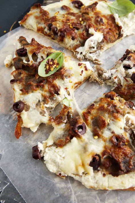 Feta Gyro Pizza Recipe Gyro Pizza Recipe, Gyro Pizza, Feta Cheese Pizza, Feta Sauce, Pita Flatbread, Feta Pizza, Salmon Burger Recipe, Savory Tarts, Meat Pizza