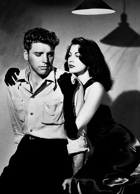 Burt Lancaster, Army Couple, The Killers, Ava Gardner, People Of Interest, Body Poses, Golden Age Of Hollywood, Pose Reference Photo, Studio Portraits