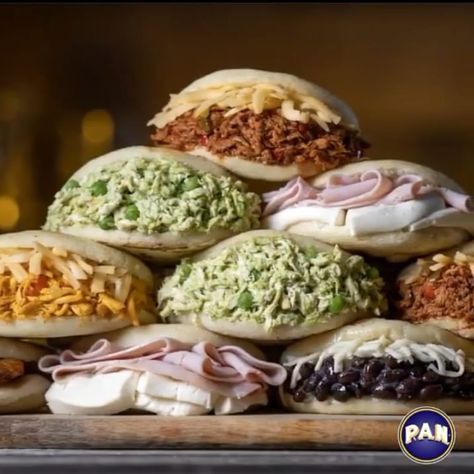 En nuestra mesa no puede faltar este plato principal, una Rica Arepa rellena a su gusto.  Solicite información de nuestro listado ✔ Víveres… Tortillas Recipes, Tortilla Recipe, Cafe Interior Design, Cafe Interior, Healthy Desserts, Sandwiches, Food And Drink, Cafe, Restaurant