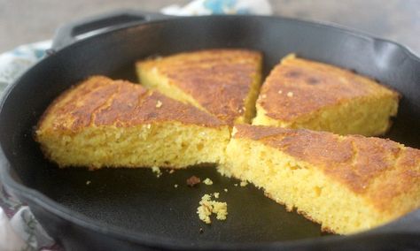 Easy Moist Cornbread Recipe, Cornbread Recipe Sweet, Moist Cornbread, Buttermilk Cornbread, Skillet Cornbread, Southern Cornbread, Sweet Cornbread, Cornbread Recipe, Corn Bread Recipe