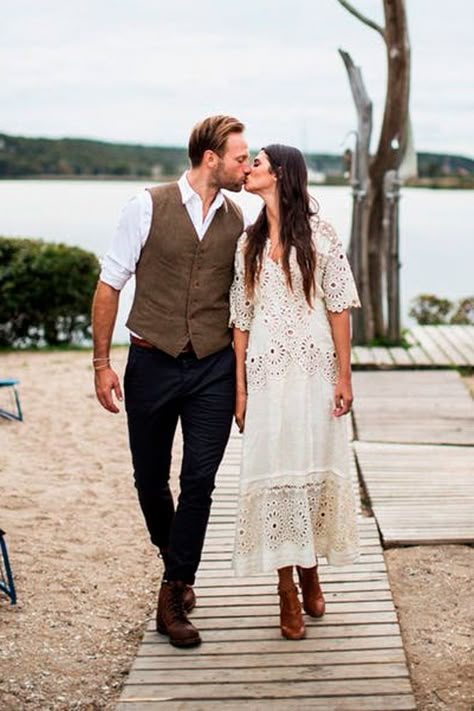 Boho Wedding Attire, Casual Groom Attire, Wedding Dresses Vintage Bohemian, Casual Grooms, Casual Wedding Attire, Vintage Groom, Mens Wedding Attire, Groom Wedding Attire, Groom Looks