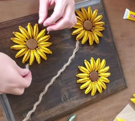 Bottlecap Flowers Diy, Diy Sunflower Wall Art, Sunflower Bottle Cap Art Diy, Bottle Cap Crafts Flowers, Beer Bottle Caps Crafts, Diy Bottle Cap Projects, Sunflower Gifts Ideas Diy, How To Make Bottle Cap Art, Bottle Cap Sunflower Art