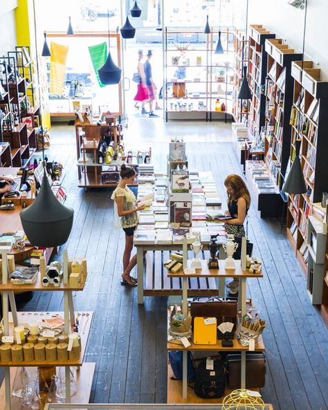 HappyValley-overhead Book Display Retail, Modern Book Store, Art Store Design, Book Shop Design, Book Store Design, Art Stores, Bookstore Design, Happy Store, Bookstore Cafe