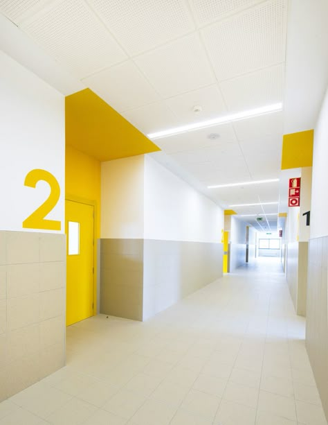 Gallery of Mariturri School / A54 arquitectos - 8 Classroom Interior, Corridor Design, Interior Office, Hospital Interior, School Interior, Hospital Interior Design, Office Door, Hospital Design, Healthcare Design