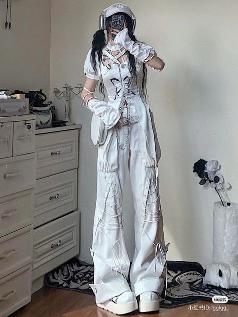 All White Outfit Grunge, White Grunge Outfit, Y3k Outfits, Y3k Aesthetic, Cute Emo Outfits, Douyin Fashion, Kawaii Outfit Ideas, Outfit Grunge, Asian Street Style