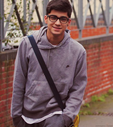 Zayn Malik Glasses, One Direction Hoodies, Cute Nerd, One Direction Facts, Zayn Malik Photos, Very Important Person, Zayn Malik Pics, Bad Picture, One Direction Pictures