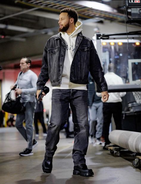 Stephen Curry Fashion, Courtside Outfit Basketball Men, Stephen Curry Style, Steph Curry Outfits, Nba Pregame Outfits, Nba Tunnel Outfits, Stephen Curry Outfit, Court Outfits, Nba Fits