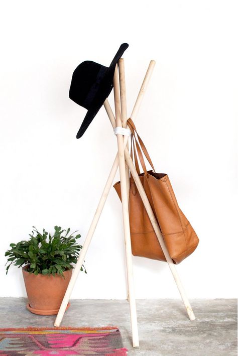 Colgador de abrigos y chaquetas DIY hecho con palos de madera Diy Hat Rack, Diy Coat, Diy Decoracion, Hat Hanger, Leather Hat, Diy Mothers Day Gifts, Hat Rack, Diy Hat, Mother's Day Diy