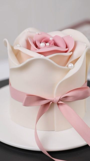 Patisserie Fine, Fondant Cake Designs, Fondant Rose, Beautiful Cake Designs, Elegant Birthday Cakes, Cake Decorating Piping, Birthday Cakes For Women, Mini Cakes Birthday, Beautiful Birthday Cakes