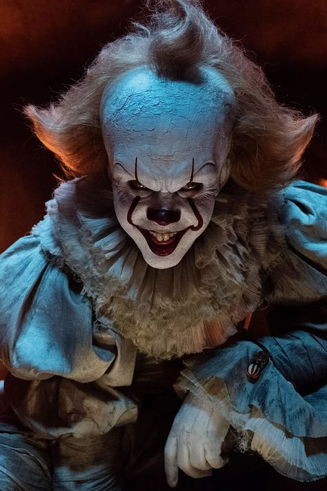 How to Do Pennywise's It Clown Makeup Netflix Horror, Pennywise The Dancing Clown, Scary Clowns, 22 Words, Clown Makeup, Mens Halloween Costumes, Urban Legends, Outdoor Halloween, Halloween Outdoor Decorations