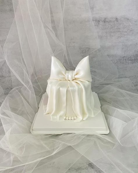 Bow Cakes Birthday, White Cake Aesthetic, Trendy Birthday Cakes, Chic Birthday Cake, Vintage Wedding Cakes, Trendy Cakes, Bride To Be Cake, Cake Bride, Bride To Be Bachelorette