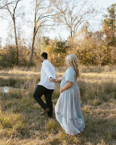 Me 🤝🏼 A maternity session in a field Farm Maternity Pictures, Field Maternity Photoshoot, Grass Field Maternity Pictures, Maternity Photos In A Field, Maternity Photography In Field, Maternity Couple, Maternity Photography Grass Field, Tall Grass Maternity Photos, Fall Maternity Photos