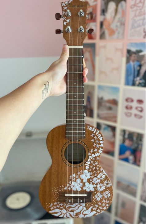 #painting #floral #ukelele #flowers #aesthetic #diy Painted Ukulele Flowers, Ukalalee Aesthetic, Painted Ukulele Aesthetic, Ukulele Flowers, Ukulele Decoration, Eliza Aesthetic, Ukelele Painted, Ukulele Painting, Arte Do Ukulele