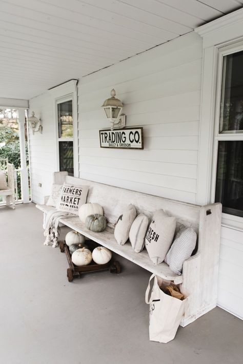 Farmhouse style porch - Church pew and farmhouse pillows on a porch... the perfect combo. Church Pew Ideas Repurposed, Pew Makeover, Lake Deck, Farmhouse Front Porch Decor, Modern Farmhouse Porch, Farmhouse Front Porch Ideas, Pew Bench, Veranda Design, Autumn Porch