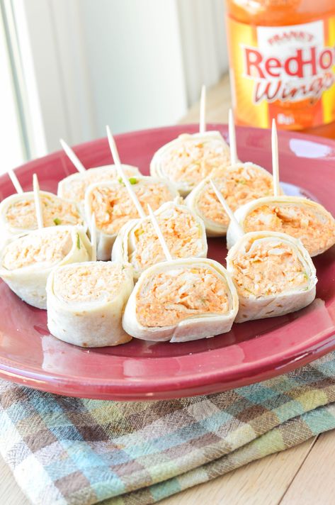 Buffalo Chicken Roll-Ups Buffalo Chicken Tortilla, Super Easy Appetizers, Chicken Roll Ups, Chicken Roll, Tortilla Rolls, Roll Ups Tortilla, Bar Food, Snack Foods, Tortilla Wraps