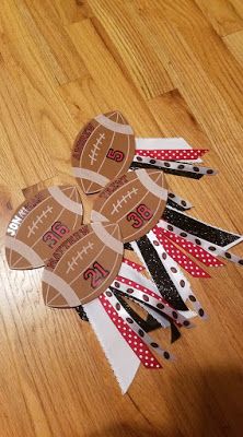 Confessions of a Sports Mama: Team Mama Idea: Personalized Football Pins Homecoming Locker Decorations Cheer, Homecoming Game Ideas, Hoco Locker Decorations, Football Locker Tags Ideas, Game Day Locker Decorations, Homecoming Decoration Ideas, Football Locker Posters, Cheer Homecoming Poster Ideas, Homecoming Locker Decorations Football