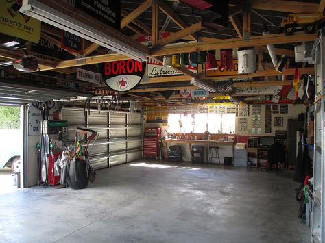 Car Garage Workshop Aesthetic, Garage Aesthetic House, Garage Astethic, Old Garage Aesthetic, Aesthetic Car Garage, Truck Shop Garage, Mechanic Garage Aesthetic, House Garage Interior, Aesthetic Garage Interior