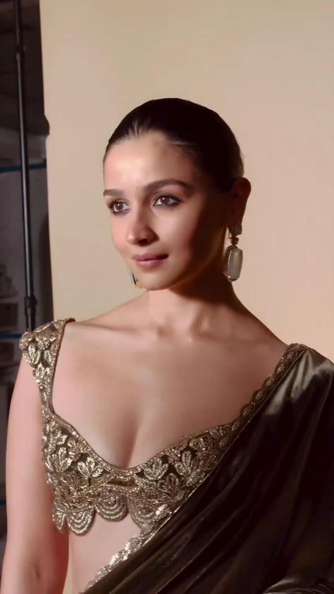 Alia Bhatt Looks, Aliya Bhatt, Indian Dress Up, Velvet Saree, Velvet Lehenga, Elegant Summer Dresses, Celebrity Casual Outfits, Fashionable Saree Blouse Designs, Trendy Blouse