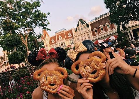 Disney Trip With Friends, Disney Poses, Disney Picture Ideas, Disney College, Disney College Program, Disneyland Photos, Disney Photo Ideas, Disney World Pictures, Disney World Outfits