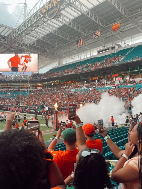 University Of Miami Campus, U Miami, U Of Miami, Miami College, Miami Party, College Vision Board, Miami Football, Colleges In Florida, Miami Life