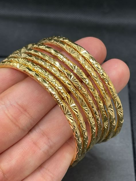 Trendy Gold Necklace, White Bangles, Faberge Jewelry, Wedding Party Wear, Gold Jewellry, Fashion Vocabulary, Bangles Indian, Set Earrings, Jewelry Accessories Ideas